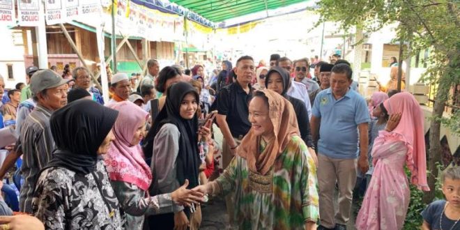Calon Bupati (Cabup) Kabupaten Musi Banyuasin (Muba) Nomor Urut 1, Hj. Lucianty, menghadiri kampanye dialogis di Desa Bailangu Timur, Kecamatan Sekayu, pada hari Minggu siang, tanggal 10 November 2024. (foto : bekisarmedia.id/eka sahputra)