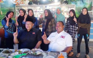 Ketua Piminan Nasional Partai Kebangkitan Nusantara, Anas Urbaningrum, melayani permintaan warga Kabupaten Musi Banyuasin yang ingin foto bersama dengannya, pada hari Jum'at, tanggal 15 November 2024. (foto : Tim Komunikasi Paslon Hj. Lucianty dan H. Syaparuddin)