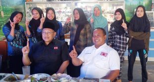 Ketua Piminan Nasional Partai Kebangkitan Nusantara, Anas Urbaningrum, melayani permintaan warga Kabupaten Musi Banyuasin yang ingin foto bersama dengannya, pada hari Jum'at, tanggal 15 November 2024. (foto : Tim Komunikasi Paslon Hj. Lucianty dan H. Syaparuddin)