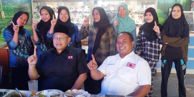 Ketua Piminan Nasional Partai Kebangkitan Nusantara, Anas Urbaningrum, melayani permintaan warga Kabupaten Musi Banyuasin yang ingin foto bersama dengannya, pada hari Jum'at, tanggal 15 November 2024. (foto : Tim Komunikasi Paslon Hj. Lucianty dan H. Syaparuddin)