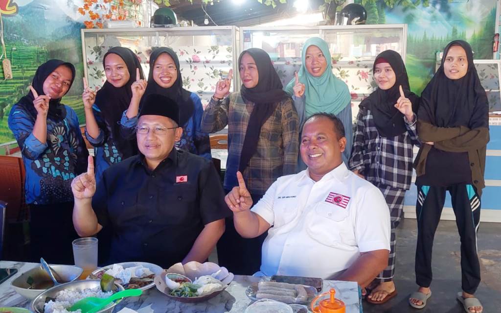 Ketua Piminan Nasional Partai Kebangkitan Nusantara, Anas Urbaningrum, melayani permintaan warga Kabupaten Musi Banyuasin yang ingin foto bersama dengannya, pada hari Jum'at, tanggal 15 November 2024. (foto : Tim Komunikasi Paslon Hj. Lucianty dan H. Syaparuddin)