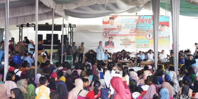 Ribuan masyarakat Kecamatan Bayung Lencir, Kabupaten Musi Banyuasin (Muba), menghadiri kampanye Pasangan Calon Gubernur dan Wakil Gubernur Sumatera Selatan (Sumsel), Mawardi Yahya dan R.A. Anita Noeringhati (MATAHATI). Kegiatan tersebut dipusatkan di Desa Kepayang, yang mayoritas masyarakatnya tinggal di tepian Sungai Kepayang, pada hari Minggu, tanggal 03 November 2024. (BekisarMedia.id/Eka Sahputra)