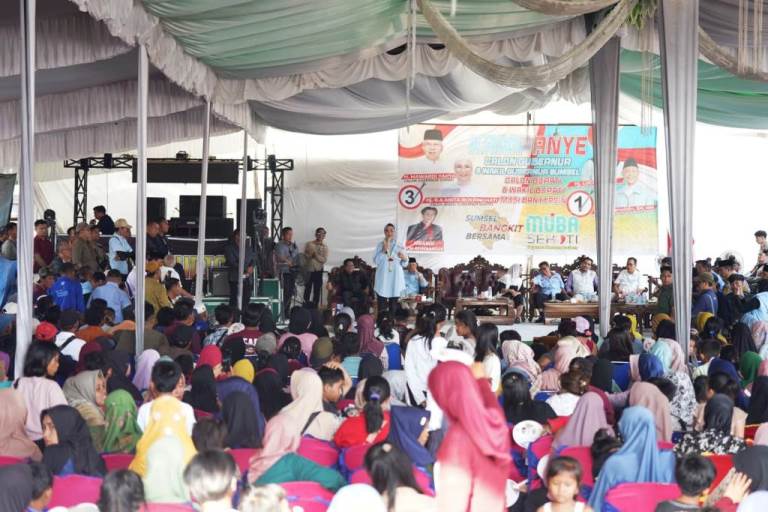 Ribuan masyarakat Kecamatan Bayung Lencir, Kabupaten Musi Banyuasin (Muba), menghadiri kampanye Pasangan Calon Gubernur dan Wakil Gubernur Sumatera Selatan (Sumsel), Mawardi Yahya dan R.A. Anita Noeringhati (MATAHATI). Kegiatan tersebut dipusatkan di Desa Kepayang, yang mayoritas masyarakatnya tinggal di tepian Sungai Kepayang, pada hari Minggu, tanggal 03 November 2024. (BekisarMedia.id/Eka Sahputra)