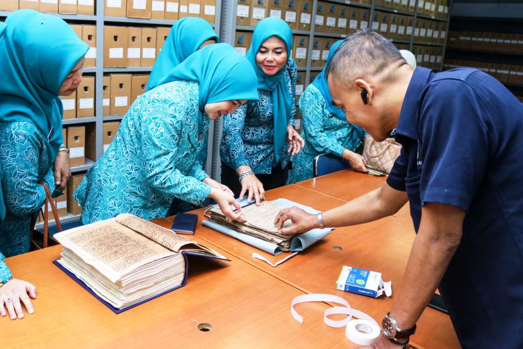 Tim Penggerak (TP) Pemberdayaan Kesejahteraan Keluarga (PKK) Kabupaten Musi Banyuasin (Muba) melakukan Kunjungan Kerja (Kunker) ke Arsip Nasional Republik Indonesia (ANRI) dan Perpustakaan Nasional Republik Indonesia (PNRI), terkait Program Kerja (Proker) TP PKK Muba, hari Rabu, 20 November 2024 (foto : dinkominfo muba)