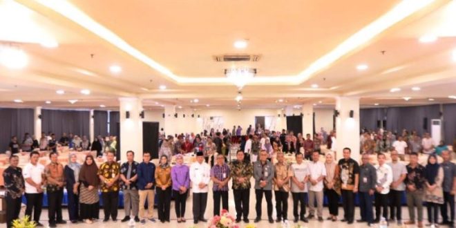 Penjabat (Pj.) Wali Kota Lubuklinggau, H. Koimudin, membuka secara resmi kegiatan pembekalan giat pemantau sekaligus sosialisasi cara pengisian blanko pada aplikasi SIPANTAU Pilkada serentak tahun 2024, di Ballroom Hotel Smart Lubuklinggau, hari Jum'at, tanggal 22 November 2024. (foto : pemkot lubuklinggau)