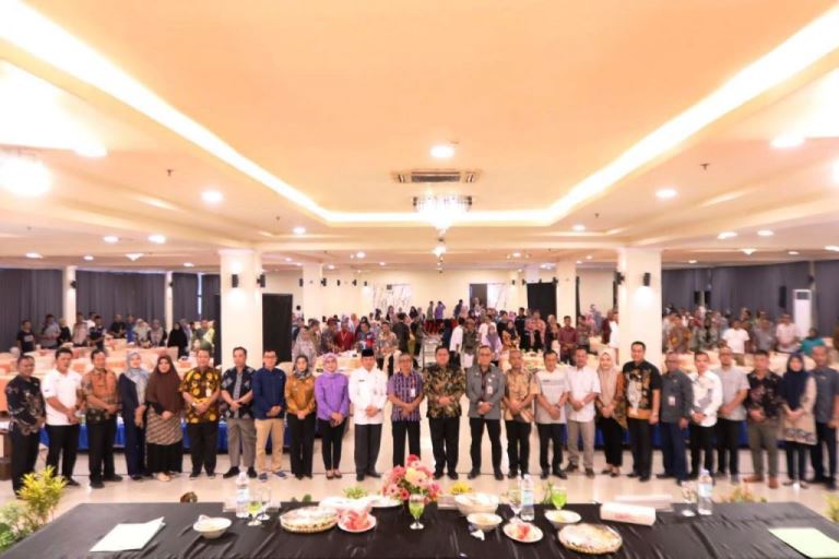 Penjabat (Pj.) Wali Kota Lubuklinggau, H. Koimudin, membuka secara resmi kegiatan pembekalan giat pemantau sekaligus sosialisasi cara pengisian blanko pada aplikasi SIPANTAU Pilkada serentak tahun 2024, di Ballroom Hotel Smart Lubuklinggau, hari Jum'at, tanggal 22 November 2024. (foto : pemkot lubuklinggau)