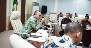 Sekretaris Daerah Kabupaten Musi Banyuasin, H. Apriyadi Mahmud, saat memimpin Rapat Akselerasi Pemenuhan Kewajiban Fasilitasi Pembangunan Kebun Masyarakat Sekitar (FPKMS) dan Sosialisasi Perangkat Monitoring Lahan dan Inventarisasi Gas Rumah Kaca (GRK) di ruang rapat Serasan Sekate, pada hari Kamis, tanggal 21 November 2024. (foto : Dinkominfo Muba)