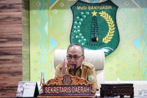 Sekretaris Daerah (Sekda) Kabupaten Muba, H. Apriyadi Mahmud, saat memimpin rapat Forum Komunikasi Masyarakat Penyelenggara Pelayanan Publik dan Integrasi Layanan di Ruang Serasan Sekate, pada hari Selasa, tanggal 26 November 2024. (BekisarMedia.id/Eka Sahputra)