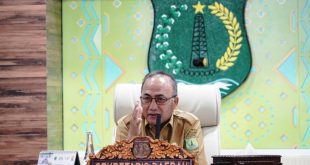 Sekretaris Daerah (Sekda) Kabupaten Muba, H. Apriyadi Mahmud, saat memimpin rapat Forum Komunikasi Masyarakat Penyelenggara Pelayanan Publik dan Integrasi Layanan di Ruang Serasan Sekate, pada hari Selasa, tanggal 26 November 2024. (BekisarMedia.id/Eka Sahputra)