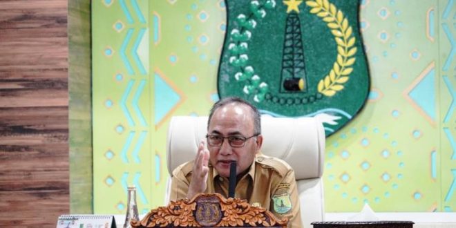 Sekretaris Daerah (Sekda) Kabupaten Muba, H. Apriyadi Mahmud, saat memimpin rapat Forum Komunikasi Masyarakat Penyelenggara Pelayanan Publik dan Integrasi Layanan di Ruang Serasan Sekate, pada hari Selasa, tanggal 26 November 2024. (BekisarMedia.id/Eka Sahputra)