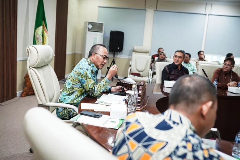 Sekretaris Daerah Kabupaten Musi Banyuasin, H. Apriyadi Mahmud, saat memimpin Rapat Akselerasi Pemenuhan Kewajiban Fasilitasi Pembangunan Kebun Masyarakat Sekitar (FPKMS) dan Sosialisasi Perangkat Monitoring Lahan dan Inventarisasi Gas Rumah Kaca (GRK) di ruang rapat Serasan Sekate, pada hari Kamis, tanggal 21 November 2024. (foto : Dinkominfo Muba)
