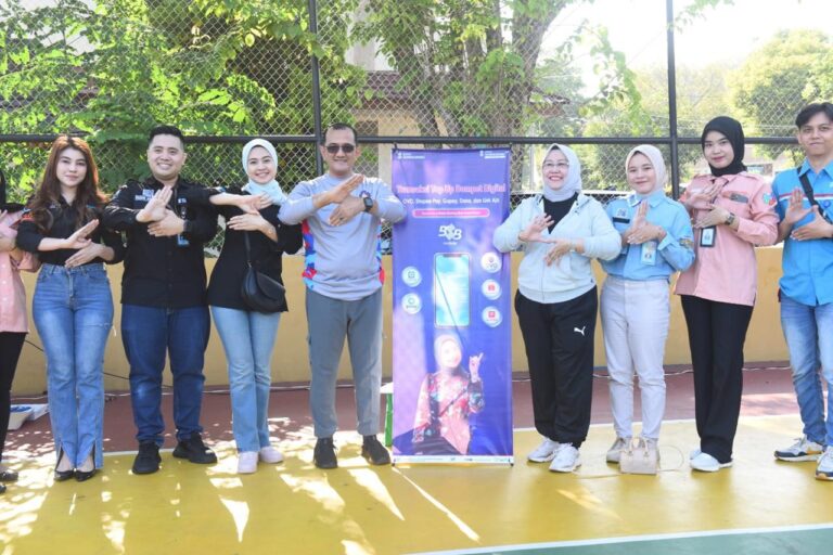 Bank Sumsel Babel terus melakukan sosialisasi mengenai layanan transaksi top up dompet digital melalui Mobile banking. Kali ini, Bank Sumsel Cabang A. Rivai memperkenalkan kepada Aparatur Sipil Negara (ASN) di lingkungan Pemerintah Provinsi (Pemprov) Sumsel saat olahraga pagi. (foto : Humas Pemprov Sumsel)