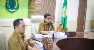 Plt. Staf Ahli Bupati Bidang Politik Hukum dan Pemerintahan, Dicky Meiriando, memimpin rapat persiapan peringatan Hari Pahlawan yang berlangsung di ruang rapat Serasan Sekate, pada hari Senin, tanggal 4 November 2024. (foto : dinkominfo muba)