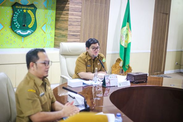 Plt. Staf Ahli Bupati Bidang Politik Hukum dan Pemerintahan, Dicky Meiriando, memimpin rapat persiapan peringatan Hari Pahlawan yang berlangsung di ruang rapat Serasan Sekate, pada hari Senin, tanggal 4 November 2024. (foto : dinkominfo muba)