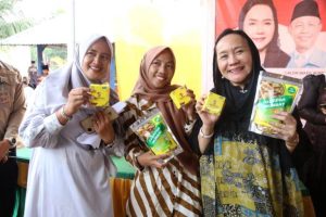 Calon Bupati Kabupaten Musi Banyuasin, Hj. Lucianty, bersama Santriwati Pondok Pesantren Izzatul Kamilah, memperlihatkan cemilan Dodol yang diberi nama Dowitul, hari Sabtu, tanggal 9 November 2024. (foto : BekisarMedia.id/Eka Sahputra)