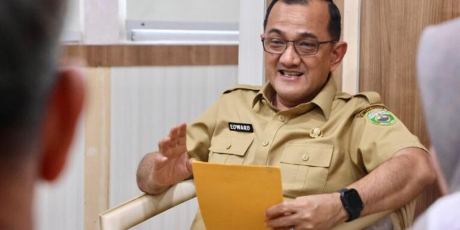 ekretaris Daerah (Sekda) Provinsi Sumatera Selatan (Sumsel), Edward Candra, menerima audiensi Ketua Forum Corporate Social Responsibility/Tanggung Jawab Sosial dan Lingkungan Badan Usaha (CSR/TJSLBU), Hadi Prayogo, dan jajarannya, di Ruang Tamu Sekda Sumsel, pada hari Selasa, tanggal 15 Oktober 2024. (foto : Humas Pemprov Sumsel)