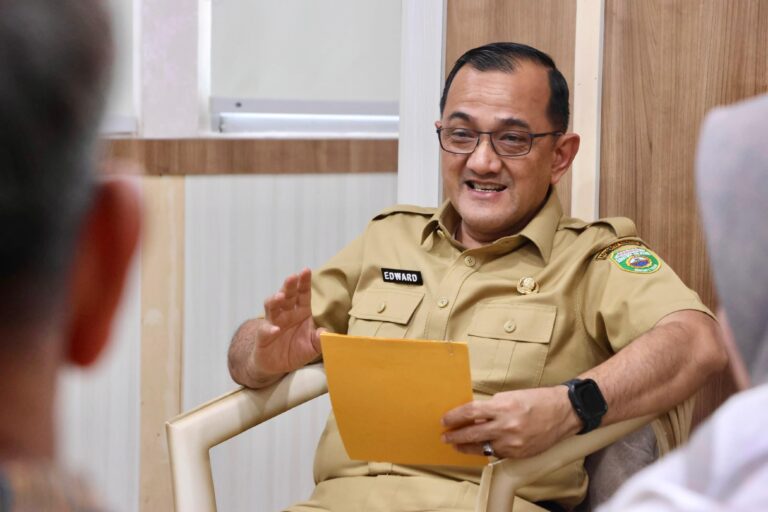 ekretaris Daerah (Sekda) Provinsi Sumatera Selatan (Sumsel), Edward Candra, menerima audiensi Ketua Forum Corporate Social Responsibility/Tanggung Jawab Sosial dan Lingkungan Badan Usaha (CSR/TJSLBU), Hadi Prayogo, dan jajarannya, di Ruang Tamu Sekda Sumsel, pada hari Selasa, tanggal 15 Oktober 2024. (foto : Humas Pemprov Sumsel)