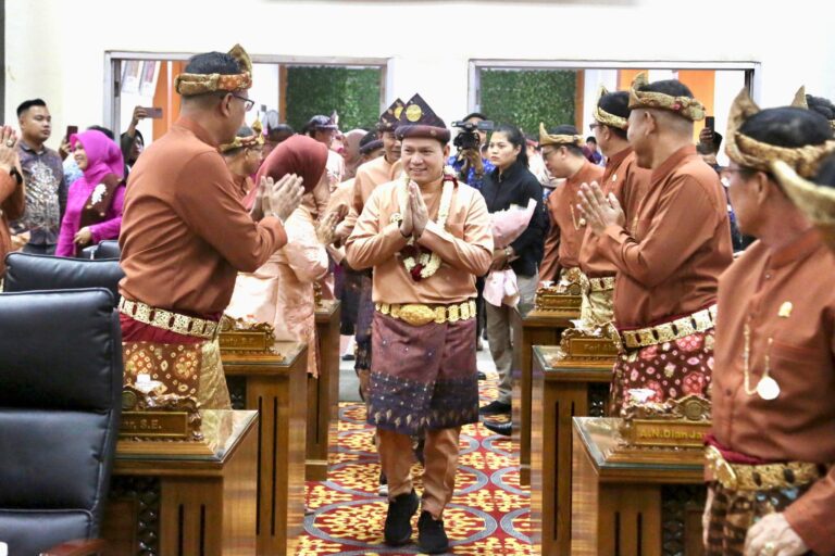 Penjabat (Pj.) Gubernur Provinsi Sumatera Selatan (Sumsel), Elen Setiadi, didampingi Pj. Ketua TP PKK Sumsel, Melza Elen Setiadi, menghadiri Paripurna Istimewa Dewan Perwakilan Rakyat Daerah (DPRD) Kota Prabumulih, dalam rangka memperingati hari jadi ke 23 Kota Prabumulih, di Gedung DPRD Kota Prabumulih, pada hari Kamis sore, tanggal 17 Oktober 2024. (foto : Humas Pemprov Sumsel)