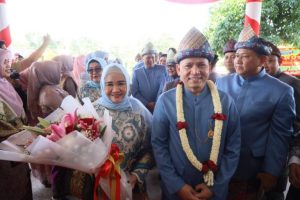 Penjabat (Pj.) Gubernur Provinsi Sumatera Selatan (Sumsel), Elen Setiadi, didampingi Pj. Ketua Tim Penggerak (TP) Pemberdayaan Kesejahteraan Keluarga (PKK) Sumsel, Melza Elen Setiadi, menghadiri Rapat Paripurna Istimewa Dewan Perwakilan Rakyat Daerah (DPRD) Kota Lubuk Linggau dalam rangka memperingati Hari Ulang Tahun (HUT) ke 23 Kota Lubuklinggau, di Ruang Rapat Paripurna DPRD Kota Lubuk Linggau, pada hari Kamis, tanggal 17 Oktober 2024. (foto : Humas Pemprov Sumsel)