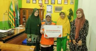 Rumah Zakat membantu melunasi tunggakan biaya sekolah Gazala Nur Atifa, siswa Sekolah Dasar (SD) Muhammadiyah 1 Palembang, yang berada di Jalan K.H. Ahmad Dahlan, Kelurahan Talang Semut, Kecamatan Bukit Kecil, Kota Palembang, hari Kamis, tanggal 14 November 2024. (foto : rumah zakat)