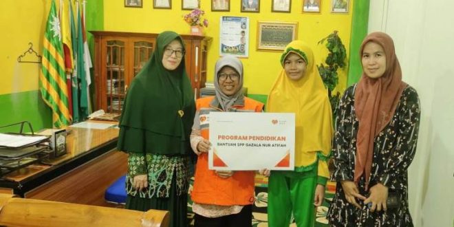 Rumah Zakat membantu melunasi tunggakan biaya sekolah Gazala Nur Atifa, siswa Sekolah Dasar (SD) Muhammadiyah 1 Palembang, yang berada di Jalan K.H. Ahmad Dahlan, Kelurahan Talang Semut, Kecamatan Bukit Kecil, Kota Palembang, hari Kamis, tanggal 14 November 2024. (foto : rumah zakat)