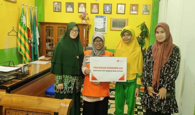 Rumah Zakat membantu melunasi tunggakan biaya sekolah Gazala Nur Atifa, siswa Sekolah Dasar (SD) Muhammadiyah 1 Palembang, yang berada di Jalan K.H. Ahmad Dahlan, Kelurahan Talang Semut, Kecamatan Bukit Kecil, Kota Palembang, hari Kamis, tanggal 14 November 2024. (foto : rumah zakat)