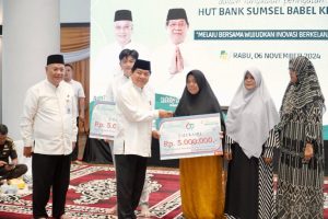 Direktur Utama Bank Sumsel Babel, Achmad Syamsudin, menyerahkan bantuan kepada masyarakat, dalam rangka peringatan Hari Ulang Tahun ke 67. (foto : BekisarMedia.id/Humas Pemprov Sumsel)