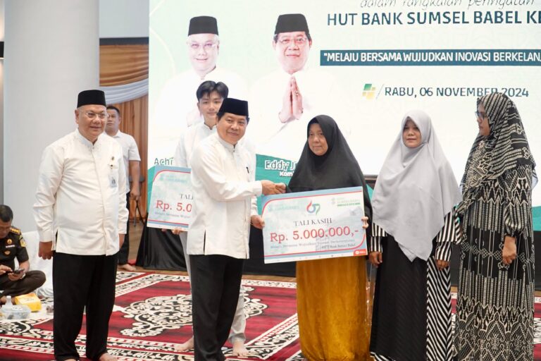 Direktur Utama Bank Sumsel Babel, Achmad Syamsudin, menyerahkan bantuan kepada masyarakat, dalam rangka peringatan Hari Ulang Tahun ke 67. (foto : BekisarMedia.id/Humas Pemprov Sumsel)
