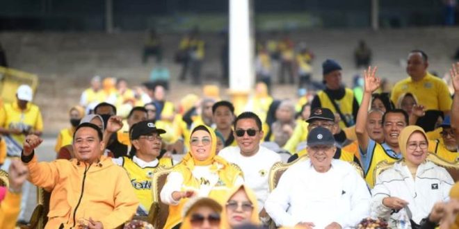 Pasangan Calon (Paslon) Gubernur dan Wakil Gubernur Provinsi Sumatera Selatan (Sumsel) Nomor Urut 03, Mawardi Yahya dan R.A. Anita Noeringhati, menghadiri puncak perayaan Hari Ulang Tahun (HUT) Partai Golongan Karya (Golkar) ke 60 di halaman Dewan Perwakilan Rakyat Daerah (DPRD) Sumsel, pada hari Sabtu, tanggal 16 November 2024. (foto : BekisarMedia.id/Oyong)