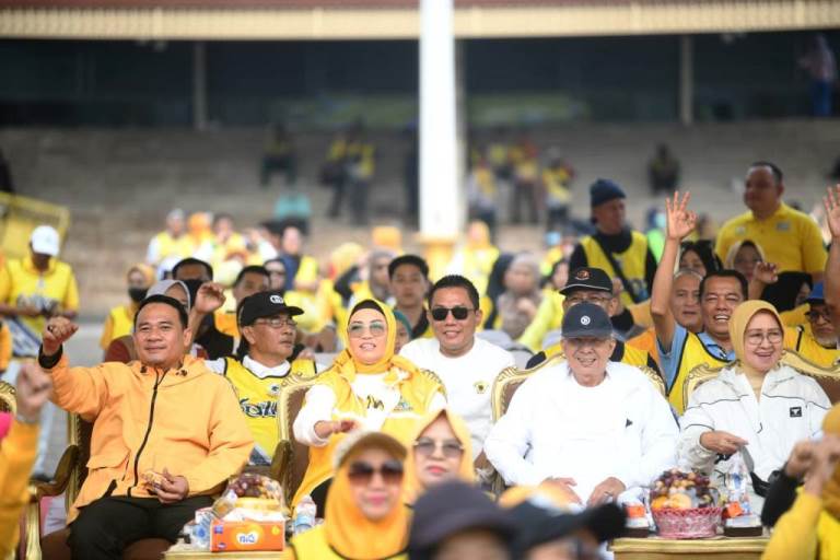 Pasangan Calon (Paslon) Gubernur dan Wakil Gubernur Provinsi Sumatera Selatan (Sumsel) Nomor Urut 03, Mawardi Yahya dan R.A. Anita Noeringhati, menghadiri puncak perayaan Hari Ulang Tahun (HUT) Partai Golongan Karya (Golkar) ke 60 di halaman Dewan Perwakilan Rakyat Daerah (DPRD) Sumsel, pada hari Sabtu, tanggal 16 November 2024. (foto : BekisarMedia.id/Oyong)