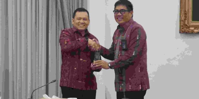 Penjabat (Pj.) Gubernur Provinsi Sumatera Selatan (Sumsel), Elen Setiadi, Menerima Direktur Utama PT. Pupuk Sriwijaya (PUSRI), Daconi Khotob, dalam rangka silaturahmi, di Ruang Rapat Griya Agung, pada hari Jumat, tanggal 18 Oktober 2024. (BekisarMedia.id/Angga)