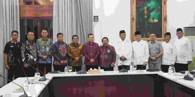 Penjabat (Pj.) Gubernur Provinsi Sumatera Selatan (Sumsel), Elen Setiadi, menerima audiensi Panitia Pelaksana Muktamar VI Dewan Pimpinan Pusat (DPP) Kerukunan Keluarga Palembang. (BekisarMedia.id/Angga)