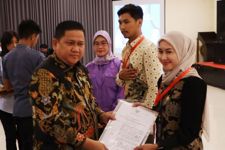 Penjabat (Pj.) Wali Kota Lubuklinggau, H. Koimudin, membuka secara resmi kegiatan pembekalan giat pemantau sekaligus sosialisasi cara pengisian blanko pada aplikasi SIPANTAU Pilkada serentak tahun 2024, di Ballroom Hotel Smart Lubuklinggau, hari Jum'at, tanggal 22 November 2024. (foto : pemkot lubuklinggau)
