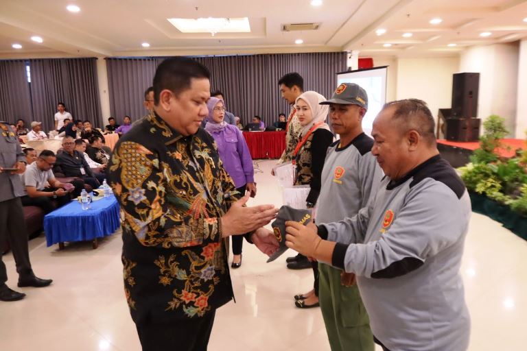 Penjabat (Pj.) Wali Kota Lubuklinggau, H. Koimudin, membuka secara resmi kegiatan pembekalan giat pemantau sekaligus sosialisasi cara pengisian blanko pada aplikasi SIPANTAU Pilkada serentak tahun 2024, di Ballroom Hotel Smart Lubuklinggau, hari Jum'at, tanggal 22 November 2024. (foto : pemkot lubuklinggau)