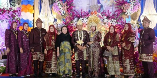 Calon Bupati (Cabup) Kabupaten Musi Banyuasin (Muba), Hj. Lucianty, menghadiri acara Tasyakuran Khitanan Kemas Naufal Awransyah Bun Uwan di Desa Lubuk Bintialo, Kecamatan Batang Hari Leko (BHL), pada hari Sabtu, tanggal 9 November 2024. (foto : BekisarMedia.id/Eka Sahputra)