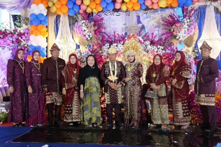 Calon Bupati (Cabup) Kabupaten Musi Banyuasin (Muba), Hj. Lucianty, menghadiri acara Tasyakuran Khitanan Kemas Naufal Awransyah Bun Uwan di Desa Lubuk Bintialo, Kecamatan Batang Hari Leko (BHL), pada hari Sabtu, tanggal 9 November 2024. (foto : BekisarMedia.id/Eka Sahputra)
