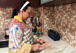Ketua Pimpinan Daerah Partai Kebangkitan Nusantara (PKN) Provinsi Sumatera Selatan (Sumsel), Hj. Lucianty, mengisi akhir pekan dan masa tenang pada Pemilihan Kepala Daerah (Pilkada) tahun 2024, dengan berkumpul bersama keluarga dan memasak hidangan khas, yakni Pindang Lais dan Pundang Seluang. (BekisarMedia.id/Eka sahputra)