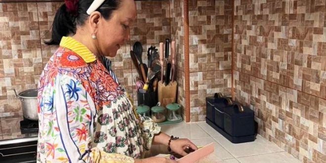 Ketua Pimpinan Daerah Partai Kebangkitan Nusantara (PKN) Provinsi Sumatera Selatan (Sumsel), Hj. Lucianty, mengisi akhir pekan dan masa tenang pada Pemilihan Kepala Daerah (Pilkada) tahun 2024, dengan berkumpul bersama keluarga dan memasak hidangan khas, yakni Pindang Lais dan Pundang Seluang. (BekisarMedia.id/Eka sahputra)