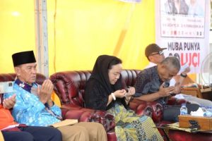 Calon Bupati Kabupaten Musi Banyuasin Periode 2025-2030, Hj. Lucianty, berkumpul dengan warga Desa Macang Sakti, Kecamatan Sanga Desa, hari Sabtu, tanggal 9 November 2024. (foto : BekisarMedia.id/Eka Sahputra)