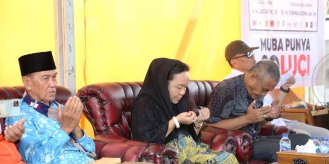 Calon Bupati Kabupaten Musi Banyuasin Periode 2025-2030, Hj. Lucianty, berkumpul dengan warga Desa Macang Sakti, Kecamatan Sanga Desa, hari Sabtu, tanggal 9 November 2024. (foto : BekisarMedia.id/Eka Sahputra)
