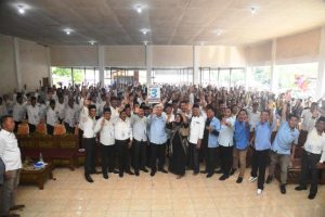 Ribuan warga Kecamatan Sungai Lilin, Kabupaten Musi Banyuasin (Muba), menghadiri acara pertemuan dengan Pasangan Calon (Paslon) Gubernur dan Wakil Gubernur Sumatera Selatan (Sumsel), Mawardi Yahya dan R.A. Anita Noeringhati, di Lapangan Sepak Bola Desa Berlian Makmur, tanggal 12 November 2024. (foto : bekisarmedia.id/eka sahputra)