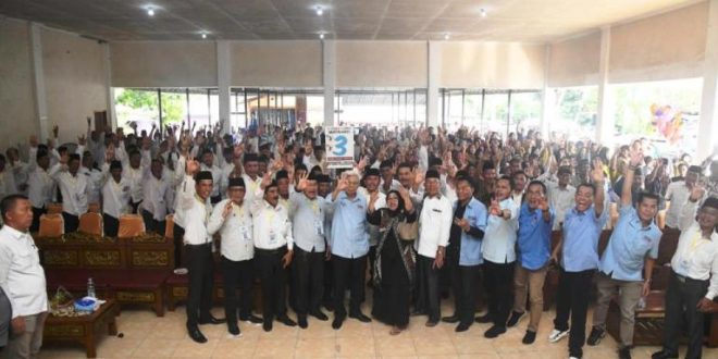 Ribuan warga Kecamatan Sungai Lilin, Kabupaten Musi Banyuasin (Muba), menghadiri acara pertemuan dengan Pasangan Calon (Paslon) Gubernur dan Wakil Gubernur Sumatera Selatan (Sumsel), Mawardi Yahya dan R.A. Anita Noeringhati, di Lapangan Sepak Bola Desa Berlian Makmur, tanggal 12 November 2024. (foto : bekisarmedia.id/eka sahputra)