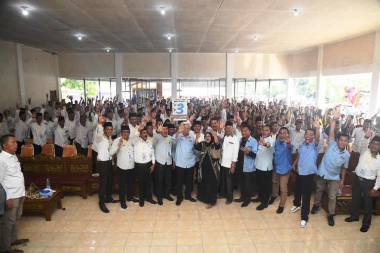 Ribuan warga Kecamatan Sungai Lilin, Kabupaten Musi Banyuasin (Muba), menghadiri acara pertemuan dengan Pasangan Calon (Paslon) Gubernur dan Wakil Gubernur Sumatera Selatan (Sumsel), Mawardi Yahya dan R.A. Anita Noeringhati, di Lapangan Sepak Bola Desa Berlian Makmur, tanggal 12 November 2024. (foto : bekisarmedia.id/eka sahputra)