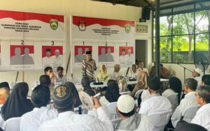 Calon Gubernur dan Wakil Gubernur Sumatera Selatan Nomor Urut 03, Mawardi Yahya dan R.A. Anita Noeringhati, menghadiri acara di kediaman Mularis Djahri yang berada di Jalan Alamsyah Ratu Prawira Negara, Palembang, pada hari Selasa, tanggal 7 November 2024. (foto : BekisarMedia.id/Oyong)