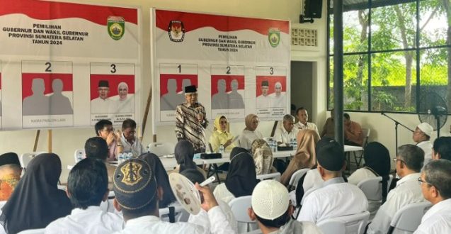 Calon Gubernur dan Wakil Gubernur Sumatera Selatan Nomor Urut 03, Mawardi Yahya dan R.A. Anita Noeringhati, menghadiri acara di kediaman Mularis Djahri yang berada di Jalan Alamsyah Ratu Prawira Negara, Palembang, pada hari Selasa, tanggal 7 November 2024. (foto : BekisarMedia.id/Oyong)