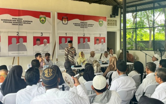 Calon Gubernur dan Wakil Gubernur Sumatera Selatan Nomor Urut 03, Mawardi Yahya dan R.A. Anita Noeringhati, menghadiri acara di kediaman Mularis Djahri yang berada di Jalan Alamsyah Ratu Prawira Negara, Palembang, pada hari Selasa, tanggal 7 November 2024. (foto : BekisarMedia.id/Oyong)