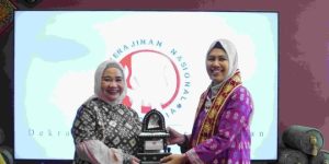 Penjabat (Pj.) Ketua Tim Penggerak (TP) Pemberdayaan Kesejahteraan Keluarga (PKK) Provinsi Sumatera Selatan (Sumsel), Melza Elen Setiadi, memperkenalkan Songket Palembang kepada Pj. ketua Dekranasda Provinsi Nusa Tenggara Barat (NTB), Dessy Hassanudin, beserta pengurus TP PKK NTB, saat mengunjungi Kriya Sriwijaya, pada tanggal 7 Oktober 2024. (BekisarMedia.id/Humas Pemprov Sumsel)