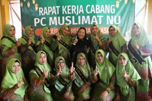 Calon Bupati Kabupaten Musi Banyuasin, Hj. Lucianty, foto bersama ibu-ibu yang tergabung di dalam Muslimat Nadhlatul Ulama, pada acara Rapat Kerja Cabang yang digelar di Desa Sukamaju, Kecamatan Babat Supat, pada hari Senin, tanggal 11 November 2024. (foto : bekisarmedia.id/eka)