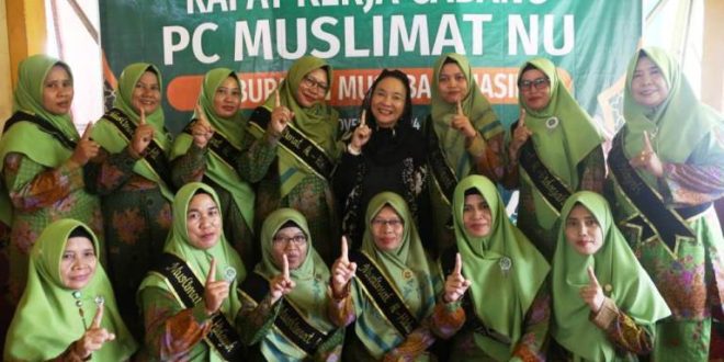 Calon Bupati Kabupaten Musi Banyuasin, Hj. Lucianty, foto bersama ibu-ibu yang tergabung di dalam Muslimat Nadhlatul Ulama, pada acara Rapat Kerja Cabang yang digelar di Desa Sukamaju, Kecamatan Babat Supat, pada hari Senin, tanggal 11 November 2024. (foto : bekisarmedia.id/eka)
