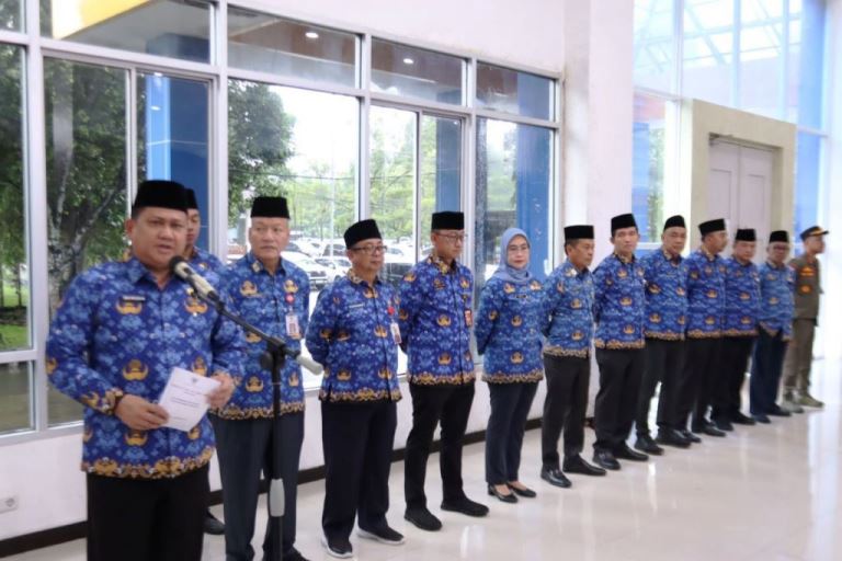 Penjabat (Pj.) Wali Kota Lubuk Linggau, H. Koimudin, memimpin Apel Gabungan Pembinaan Netralitas Aparatur Sipil Negara (ASN) di lingkungan Pemerintah Kota (Pemkot) Lubuklinggau tahun 2024, di Perkantoran Pemerintah Kota (Pemkot) Wali Kota Lubuk Linggau, pada hari Kamis, tanggal 21 November 2024. (foto : dinkominfo lubuklinggau)